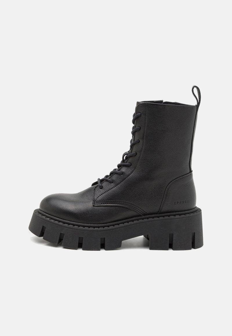 Bottine noire en cuir avec un devant à lacets, semelle épaisse et tirette en boucle ; texture lisse et branding subtil sur le talon.
