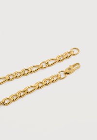 Χρυσό κολιέ με εναλλασσόμενους επιμηκείς και στρογγυλούς κρίκους, με κούμπωμα που φέρει μικρό χαραγμένο λογότυπο.