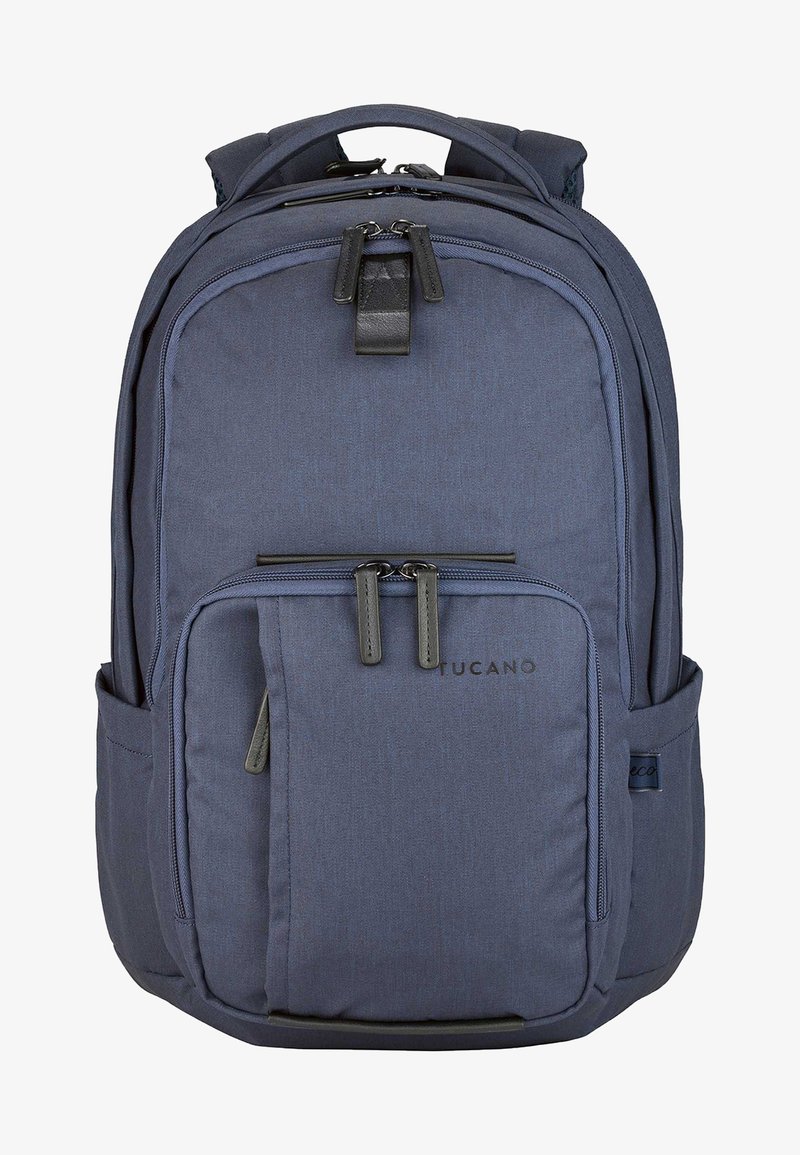 Zaino blu navy con due scomparti con cerniera, tessuto testurizzato, spallacci imbottiti e tasche laterali. Logo del marchio in evidenza.