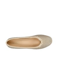 Ballerine in pelle beige perforata con punta arrotondata, dotate di un piccolo accento dorato sulla parte anteriore e foderate con un interno liscio.