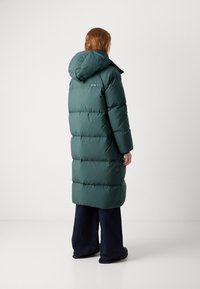 Lacoste Abrigo de plumas - sinople/lapland