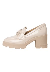 Mocassins en cuir verni beige avec un bout rond, dotés d'une sangle décorative et d'un talon épais. La semelle texturée offre une bonne adhérence.
