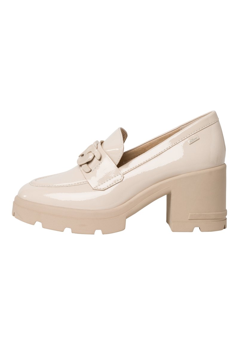Mocassins en cuir verni beige avec un bout rond, dotés d'une sangle décorative et d'un talon épais. La semelle texturée offre une bonne adhérence.