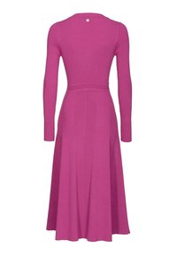 Dlouhý rukáv, žebrované šaty v živé růžové barvě, s přiléhavým pasem a rozšířenou sukní. Zadní pohled ukazuje výstřih do véčka a minimalistické detaily.