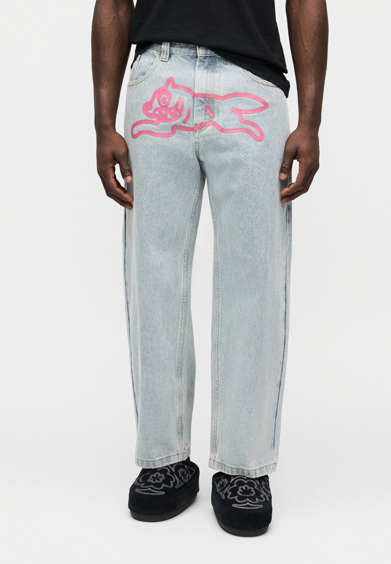 Γαλάζια τζιν παντελόνια με φαρδιά εφαρμογή, διακοσμημένα με ένα έντονο ροζ γραφικό γάτας στο αριστερό μηρ ό και διακριτική ξεθωριασμένη υφή.