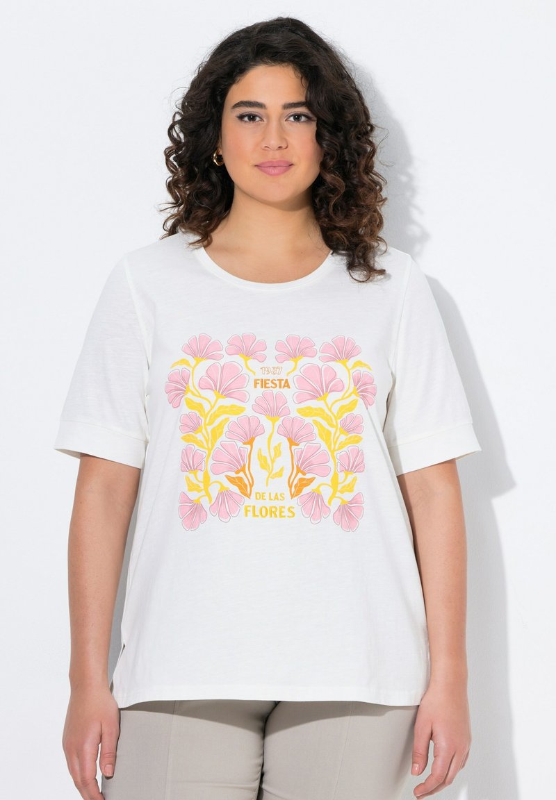 T-shirt à manches courtes blanche avec un graphique floral coloré en rose et jaune, comportant le texte "Fiesta de las Flores" au centre.