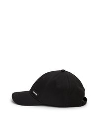 Cappellino da baseball in cotone nero con visiera curvata, dotato di logo su un lato, design a sei pannelli e fori di ventilazione.