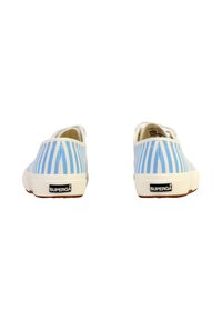 Baskets à enfiler en toile rayées bleues et blanches avec une semelle en caoutchouc et un logo "Superga" noir à l'arrière. Conception basse.