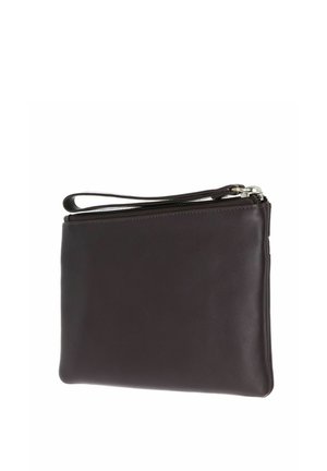 Pochette bracelet en cuir marron foncé avec fermeture éclair supérieure et bracelet de poignet attaché sur fond blanc.