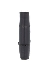 Couverture en cuir noir avec une texture lisse, de forme cylindrique et une couture sans jointure. Présente une extrémité pointue distincte.