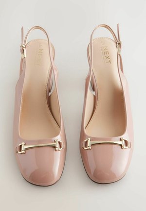 Helle rosa Slingback-Schuhe mit glänzendem Finish und einem goldenen Verschlussdetail auf der Vorderseite, platziert auf einem hellen Hintergrund.