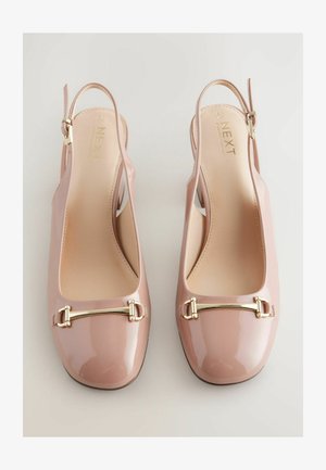 Heled roosad slingback kingad läikiva viimistlusega ja kuldse kinnitusega ees, paigutatud heledale taustale.