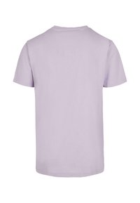 Fialové bavlněné tričko, krátké ruk�ávy, kulatý výstřih, hladká textura, jednoduchý design, pohled zezadu, žádné viditelné loga ani vzory.