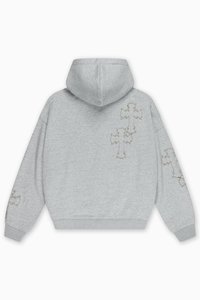 Γκρι μπλούζα με κουκούλα, τσέπη τύπου καγκουρό, ρυθμιζόμενη κορδόνι στην κουκούλα και κεντητά σχέδια σταυρών σε μπεζ χρώμα στην πλάτη και τα μανίκια.