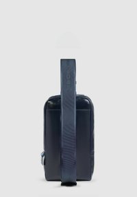 Borsa a tracolla in pelle blu navy con finitura opaca, ampio cinturino regolabile, chiusura a zip e una piccola tasca esterna.