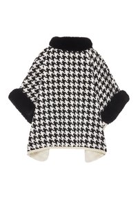 Poncho cu model houndstooth în alb și negru, având un guler și manșete din blană neagră, cu o textură moale și un tiv rotunjit.