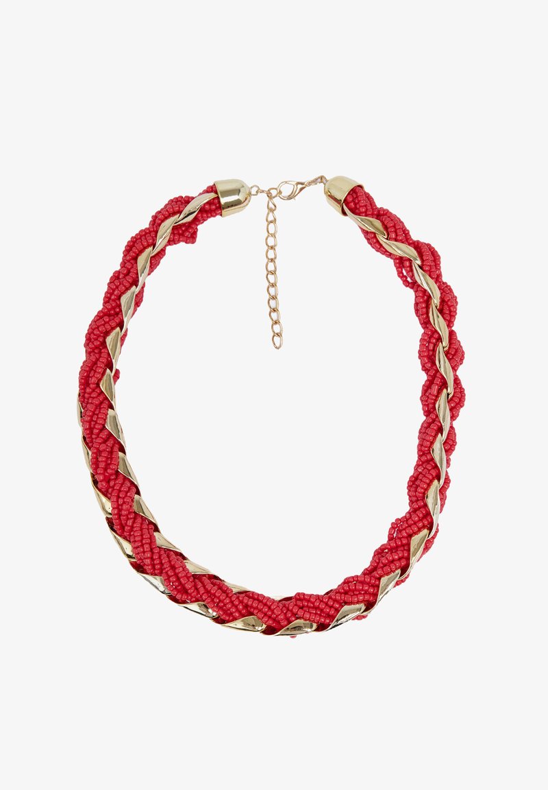 Collier tressé rouge composé de perles texturées avec des accents en métal doré. Dispose d'un prolongateur de chaîne et d'un fermoir pour un ajustement de la longueur.