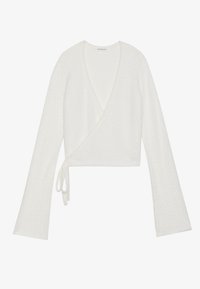Weiße, flauschige Wickelstrickjacke mit langen, weiten Ärmeln und einem seitlichen Band am Taillenbereich, vor einem schlichten Hintergrund präsentiert.