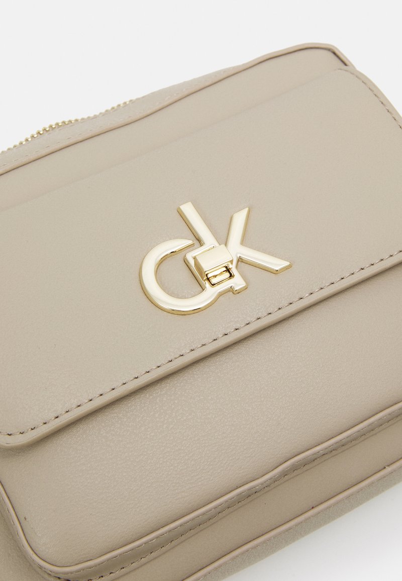 Damen Handtaschen | Calvin Klein LOCK CAMERA BAG FLAP Umhängetasche taupe/nude - LL18053 Damen Handtaschen | Calvin Klein LOCK CAMERA BAG FLAP Umhängetasche taupe/nude - LL18053