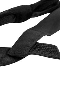 Schwarzes Textilband mit glatter Oberfläche, versehen mit einem Knoten und flachen Enden. Das Design betont funktionale Schlichtheit und Langlebigkeit.