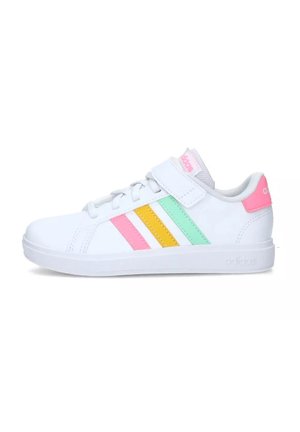 Baskets blanches Adidas avec des rayures roses, jaunes et vertes, languette rose au talon, semelle blanche, lacets et une bride velcro sur fond blanc.