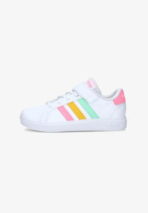 Baskets blanches Adidas avec des rayures roses, jaunes et vertes, languette rose au talon, semelle blanche, lacets et une bride velcro sur fond blanc.