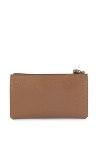 Pochette zippée en cuir marron avec une surface texturée et granuleuse, de forme rectangulaire. Elle possède une fermeture éclair en haut pour la sécurité.