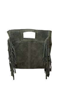 Zamszowa torba na ramię w ciemnozielonym kolorze z bocznymi frędzlami, prostokątnym wycięciem na uchwyt i minimalistycznym designem. Teksturowana powierzchnia i czyste linie.