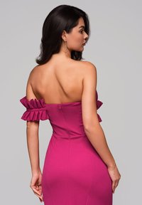 Fuchsiové bodycon šaty s designem bez ramínek a volánovými krátkými rukávy. Hladká tkanina a přiléhavý střih zvýrazňují postavu.