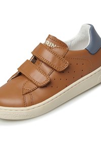 Sneaker in pelle marrone con due cinturini in Velcro regolabili, design perforato, interno bianco e suola beige chiaro. Dettaglio blu sul tallone.