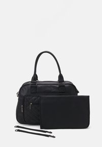 Černá syntetická kožená kabelka s prošívaným vzorem, dvojitými držadly, přední kapsou na zip a odnímatelnou černou kapsou na laptop.