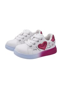 Sneaker sintetici bianchi con accenti rosa, motivi a cuore e borchie decorative. Suole in gomma con una sfumatura dal rosa al blu.