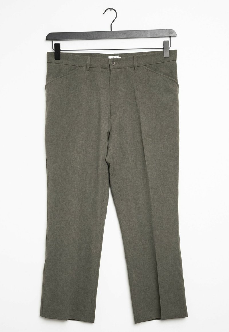 Olivgrön byxor i texturerat tyg, med ett knappslut framtill, två sidofickor och raka ben.