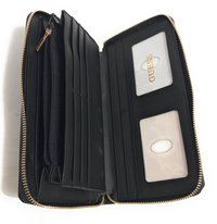 Portefeuille zippé noir avec plusieurs emplacements pour cartes et un compartiment zippé. Doté d'une fermeture éclair dorée et affichant "GUESS" sur des fenêtres ID transparentes.