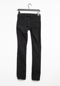 Černé skinny džíny vyrobené z denimu, s hladkou texturou, dvěma zadními kapsami s jemným prošíváním a s poutkem na zavěšení v pase.