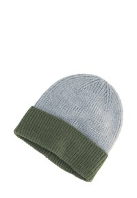Gorro de punto en gris claro con un puño acanalado verde oscuro. Textura suave, parte superior redondeada y sutil patrón horizontal.