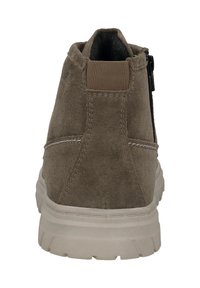 Braune Wildleder-Ankle-Boots mit verstärktem Schaft, elastischem Einsatzt und seitlichem Reißverschluss, ausgestattet mit einer dicken, strukturierten Gummisohle.