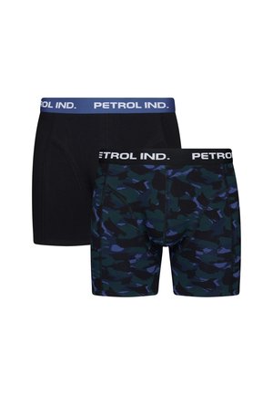 Deux paires de boxers pour hommes. L'une est noire avec une ceinture bleue ; l'autre a un motif camouflage vert et bleu avec une ceinture noire.