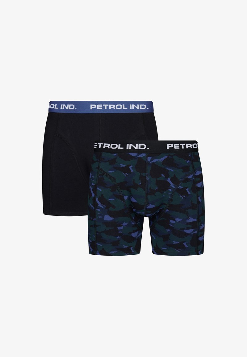 Zwei Paar Herren-Boxershorts. Eine ist schwarz mit einem blauen Bund; die andere hat ein grün-blaues Camouflage-Muster mit einem schwarzen Bund.