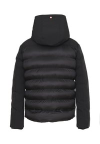 Giacca a vento nera con cappuccio, caratterizzata da sezioni trapuntate orizzontali, texture liscia e dettagli del logo rosso sulla parte superiore della schiena.
