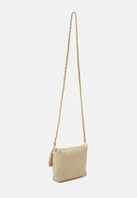Borsa a tracolla beige trapuntata con catena dorata, forma rettangolare, caratterizzata da motivi a diamante cuciti e una morbida texture in pelle.