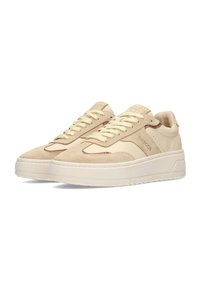 Baskets en suède et cuir beige avec des lacets crème, un bout arrondi et une épaisse semelle blanche. Présente des coutures contrastantes et un détail de logo.