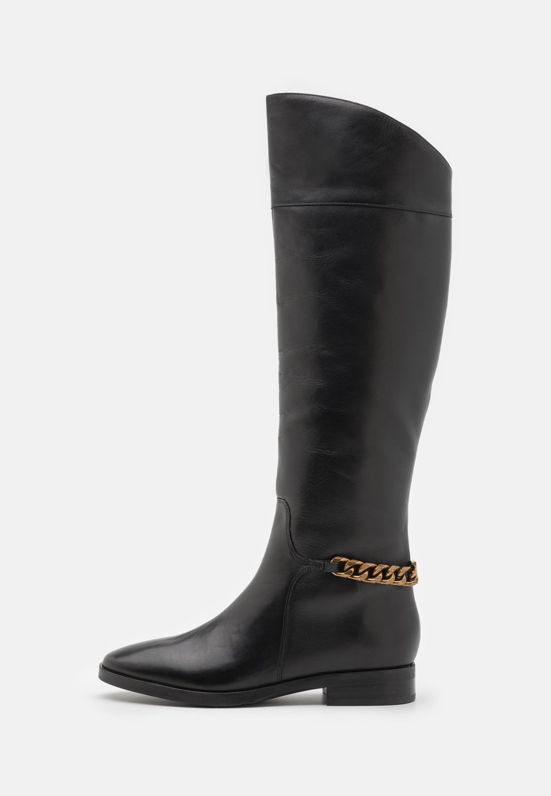 Botas altas de cuero negro con un diseño elegante, punta afilada y un acento de cadena dorada en el tobillo. Tacón bajo tipo bloque. Textura suave.