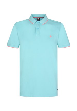 Hellblaues Polohemd mit kurzen Ärmeln. Verfügt über einen Kragen mit pinkem Besatz, eine Knopfleiste mit zwei Knöpfen und ein kleines Logo auf der Brust.