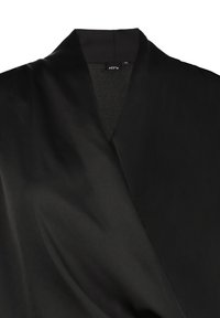 Schwarze Satin-Wickelbluse mit V-Ausschnitt, die eine glatte Textur und minimale Nähte aufweist und eine klare, elegante Silhouette präsentiert.