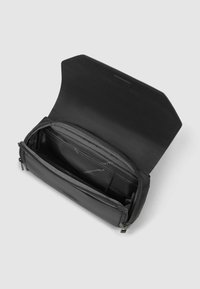 Cartera de tela negra con acabado texturizado, que cuenta con un compartimento principal, un bolsillo con cremallera y múltiples ranuras para tarjetas. Vista abierta.