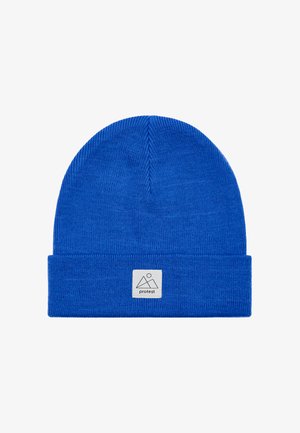 Blauer gestrickter Beanie mit umgeschlagenem Saum und einem weißen quadratischen Logo-Patch, das ein Berggrafik und das Wort "Protest" zeigt.