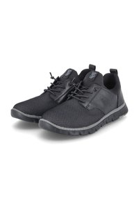 Baskets de sport noires avec une tige en maille texturée, des accents en cuir, un système de laçage et une semelle en caoutchouc au design flexible.