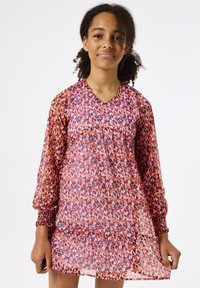 Vestido translúcido con estampado floral que presenta mangas largas, escote en V y un dobladillo fruncido en capas en tonos de púrpura, rosa y naranja.