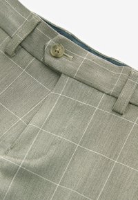 Graue karierte Hose mit Knopfverschluss, Gürtelschlaufen, Seitentaschen und einem strukturierten Stoff mit feinen Streifen und kontrastierenden weißen Linien.